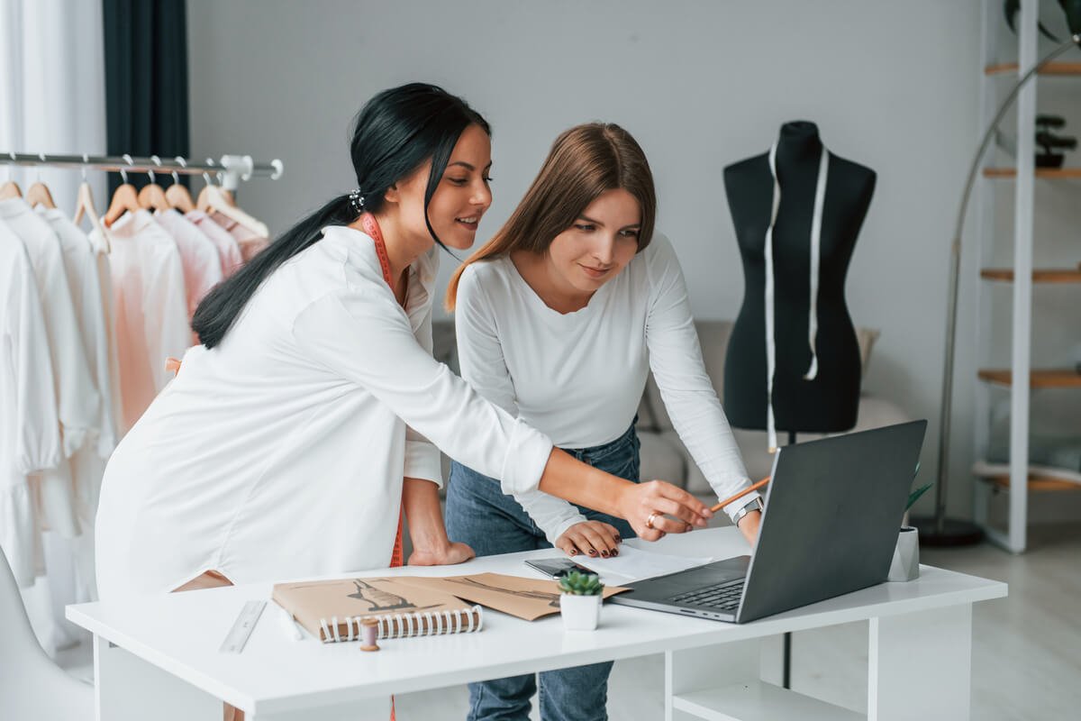 talking-with-female-customer-seamstress-is-in-her-8T969N6.jpg